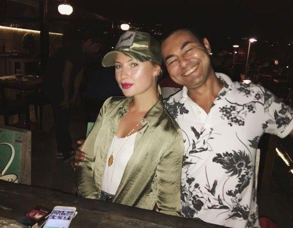 5 YILLIK EVLLE 5 DAKKALIK SON      Bir sredir boanacaklar iddias ile magazin gndeminde ska kalan Serdar Orta ve 2014 ylnda evlendii model Chloe Loughnan, anlamal olarak boand.    Beykoz Adliyesi&#8217;nde boanan ift, 5 yllk evliliklerini, 5 dakikada sonlandrarak anlamal olarak boand. Adliyeden kol kola kan ift; "Yrtemedik evliliimizi, olmad. Karlkl anlatk, anlaarak boandk" aklamasnda bulundu.