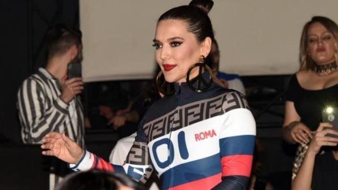 DEMET AKALIN'A OTOYOL TEPKS      Yapt paylamlarla magazin gndemine adndan ska bahsettiren Demet Akaln, Yalova&#8217;da verdii konser sonras, eme-narck konserine gitmek iin 4 Austos&#8217;ta hizmete giren otoyolu tercih etti. nl popu stanbul-zmir arasndaki mesafeyi 3 buuk saate indiren otoyol hakknda sosyal medya zerinden; &#8220;Yeni yol mis&#8221; vgsnde bulundu.