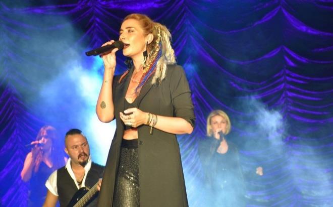 SILA'YA SEYRC FKES    Son zamanlarda eski sevgilisi Ahmet Kural ile olan davasyla ve ge saatlerde verdii partiler yznden jandarma tarafndan baslan eviyle gndemde olan nl arkc Sla, bu sefer de seyircilerini kzdrd.    Bodrum Antik Tiyatro'da sahne alan Sla'nn konserine ilgi bykt. 100 ila 450 TL arasnda deien rakamlarla arkcy dinlemek iin giden vatandalar, Sla&#8217;nn herhangi bir bahane sunmadan gece boyunca oturarak ark sylemesini ho karlamad.