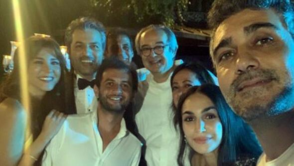 Kadn dizisinin barol oyuncularndan Feyyaz Duman, dn akam sevgilisi Zozan imek ile evlendi. Dizinin oyuncular Duman' bu mutlu gnde yalnz brakmad.