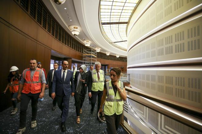 "Cumhurbakanmz 5 milyon hedefi koydu"    <br>brahim Kaln, "Cumhurbakanl Ktphanesi hem bizim ilim, kltr, sanat, dnce mirasmz yanstacak hem de dnyann nde gelen kltr ve medeniyetlerinin temel eserlerini bnyesinde barndracak. Bu manada Trkiye'nin dnyaya alan kaps haline gelecek." deerlendirmesinde bulundu.