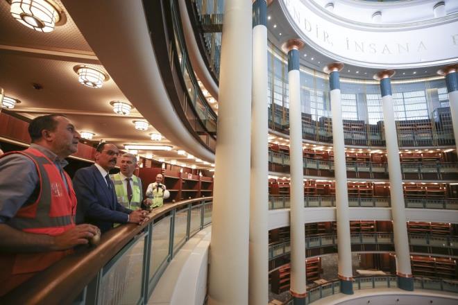 Kaln, Cumhurbakanl Ktphanesi'nin kitab, okumay, ilmi, irfan, sanat, tefekkr tevik eden bir mekan olacan vurgulad. Kaln, Cumhurbakanl Klliyesi'ndeki kitap envanterine ilikin "Cumhurbakanmz 5 milyon hedefi koydu. Bu 5 milyon matbu, basl, elle tutulur kitaptan bahsediyoruz. Elektronik ortamda bunun adeta sonu yok. Elektronik koleksiyonlarn toplanmasyla ilgili almalar hzl bir ekilde yryor. Teknolojiyi de takip eden bir altyap burada kuruldu. Dolaysyla okuyucularmz hem raflardan istedii kitab matbu olarak alp, sayfalarn evirerek okuyabilecekler hem de elektronik ortamda o kitaplara, yaynlara, sreli yaynlara, dergilere, gazetelere ulama imkanlar olacak." bilgisini verdi.