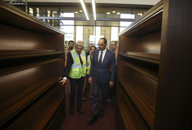 Cumhurbakanl Ktphanesi'nin hem tasarm hem uygulama olarak insan kitaba, okumaya, tefekkre, aratrmaya davet eden bir nitelii olduuna dikkati eken Kaln, "Klliye ile tam bir btnlk arz ediyor. Bir tarafta devletin ynetim merkezi olarak Klliye, yannda Kongre Merkezi, hemen karmzda bir baka byk kongre, toplant salonlar camimiz, burada da ktphanemiz var. Bylece buras Klliye kimliini tam manada kazanm oluyor." diye konutu.