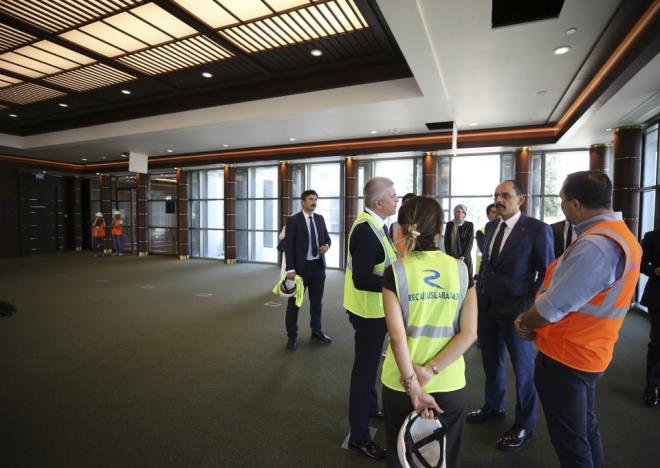 "Koleksiyonumuz da ona gre hzla artyor, ekilleniyor. Buras ncelikle kitap okumay tevik edecek bir ilim yuvas, bir kitap yurdu olarak tm vatandalarmza ak olacak. Dolaysyla aratrmaclarmz, akademisyenlerimiz, genel okuyucumuz, kkler, bykler hepsi burada gelip bizim byk ilim, irfan, kltr birikimimizden, mirasmzdan istifade edebilecekler. Bir dier nemli konsept de genleri ve ocuklar kitaba tevik etmek. Onun iin de birok blm var burada. Bunlar, buray ok zenginletirecek, buraya hayat katacak gzellik ve nitelikler olacak. Cumhurbakanl Ktphanesi ile Trkiye'de ktphane kltr bir seviye atlayacak nk ilk defa bu apta ve byklkte, 24 saat hizmet verecek bir ktphane konseptinden bahsediyoruz."