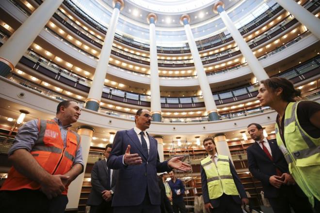 Milli Ktphane'deki koleksiyonun burayla birletirilmesi, Cumhurbakanl Ktphanesi'ne aktarlmas diye bir dnce sz konusu deil. Milli Ktphane bizim nemli ktphanelerimizden bir tanesi, mevcut haliyle hizmet vermeye devam edecek." dedi.