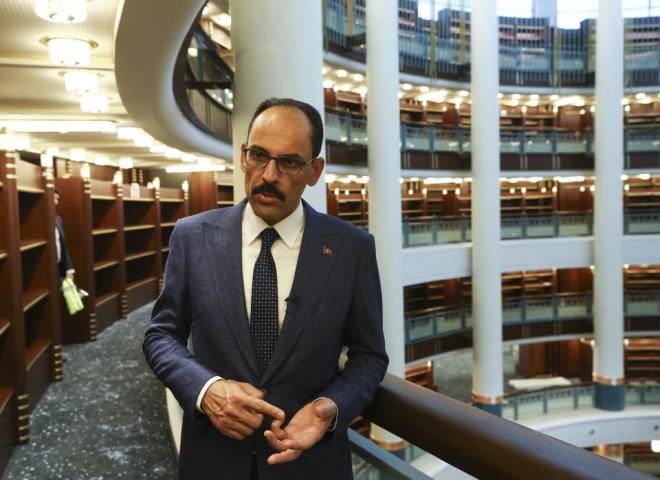 Ktphanede ocuklara zel blm  <br>   Ktphanede 5-10 ve 10-15 ya gruplarna zel ocuk blmlerinin olacan aktaran Kaln, mimarisinden mobilyasna, lavabolarn boyundan zel okuma odalarna kadar ocuklarn keyifli vakit geirecei bir okuma ortam oluturulacana deindi.