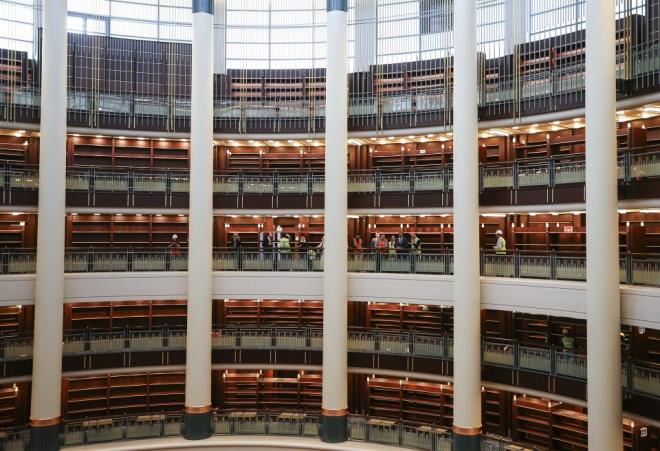 "Ekim ay iinde ktphanenin resmi aln Cumhurbakanmzn yapmas ngrlyor." diyen Kaln, szlerini yle srdrd:  <br>  "Ald zaman da yaklak 2 milyon kitapla bismillah diyeceiz. 1,5 milyondan fazla matbu eser, 500 bin civarnda da sreli yaynlarmz olacak. Btn bunlar bir koleksiyon olarak okuyucularmzn hizmetine sunacaz. Burada tarihten sosyolojiye, sanattan edebiyata, iirden bilim tarihine ok farkl alanlarda eserlere ulama imkan olacak. Trkenin yannda baka dillerde de eserler burada, ktphane bnyesinde yer alacak."