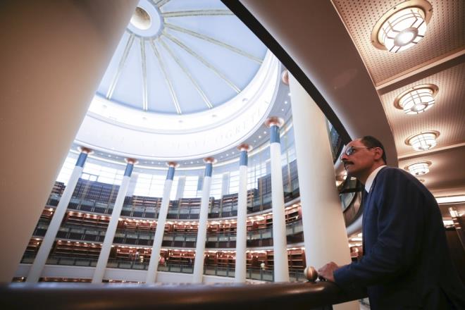 "Merhum evket Eygi Bey, ktphanesini hayattayken Cumhurbakanl Ktphanesi'ne balamt. O koleksiyon burada. lber Ortayl Hoca kitaplarn Cumhurbakanl Klliyesi'ne balad.