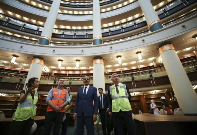 Milli Ktphane faaliyetine devam edecek     <br>brahim Kaln, soru zerine Mili Ktphane ile ilgili ayr bir tasarrufunun sz konusu olmadn vurgulayarak "Milli Ktphane olduu gibi faaliyetlerine devam edecek.