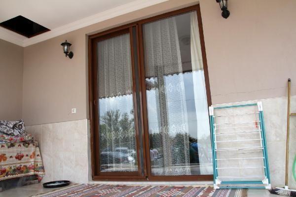 "Beyaz bir otomobilden ate ald"  <br>  Belediye Bakan Enver Aputkan gazetecilere yapt aklamada, "Saat 01.10 sralarnda saldr oldu. Beyaz bir otomobilden ate ald. Kimler tarafndan yapldn bilmiyorum. Kimseyle kiisel bir husumetim yok.