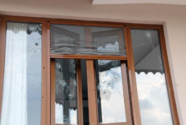 72 sama delii tespit edildi  <br>  Saldr srasnda evde olan Belediye Bakan Aputkan ve ailesi, olaydan yara almadan kurtuldu. Aputkan'n haber vermesi zerine olay yerine jandarma ekipleri sevk edildi. Yaplan incelemede Bakan Aputkan'n evinin d kaps ve 2 odann kap ve pencerelerinde 72 sama delii tespit edildi