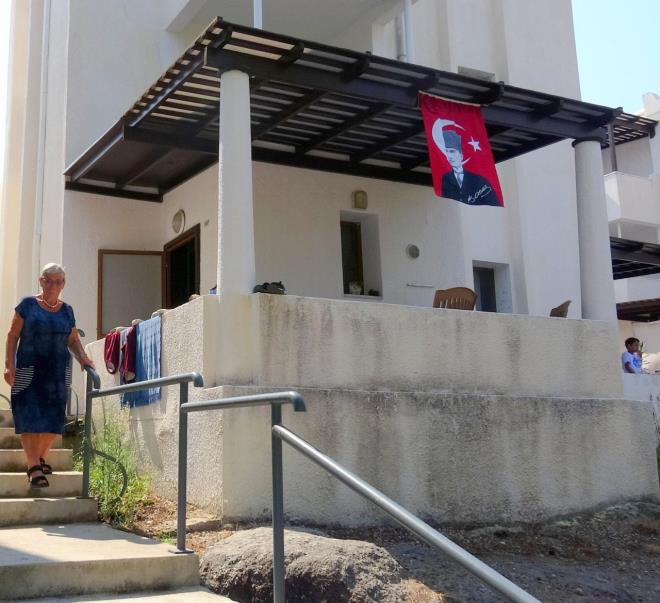 "Mula'nn zeytinya ba tacdr"  <br>  Dnyaca nl Mula zeytinyana vgler yadran Karatay, "Mula'nn zeytinya ba tacdr ve bol bol kullanlmas gerekiyor. 'Alzheimer'i nlyor. Yemeklerin yan sra sabah ve akam iilmesi gerekiyor. Zeytin meyvedir ve meyvelerin en faydalsdr. Karacier yalanmasn nlyor. 'Yalanacam' diye kesinlikle korkmayn. ekerli ve gazl iecekler ocuklar hiperaktif yapyor. retmenler ise anne ve babalara, 'ocuunuzu psikiyatriye gtrn' diyor" dedi.