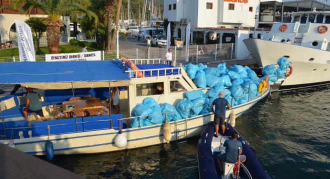 MULA Marmaris'in cennet koylarnda, 23 gndr ei ve kz ile evre temizlii yapan mdat Avc (65), toplad 300 byk torba dolusu pten 50'sinin alndn syledi. Avc, "Topladm torbalar dolusu p adada saklayarak toplu halde getirmeyi planlyordum. Birileri kendilerine paye karmak ve temizlik yaptklarn syleyebilmek adna bizim topladmz pleri ald" dedi.