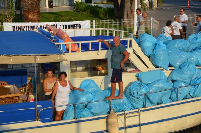Avc, adalarda toplad pleri byk boy torbalara doldurup, toplu halde almak iin aalarn arasna saklad.