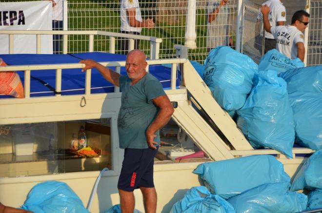 23 gn sonunda dn tekrar adalara giden Avc Ailesi, topladklar 300 torba dolusu p ykleyip Marmaris Yat Liman'na getirdi.