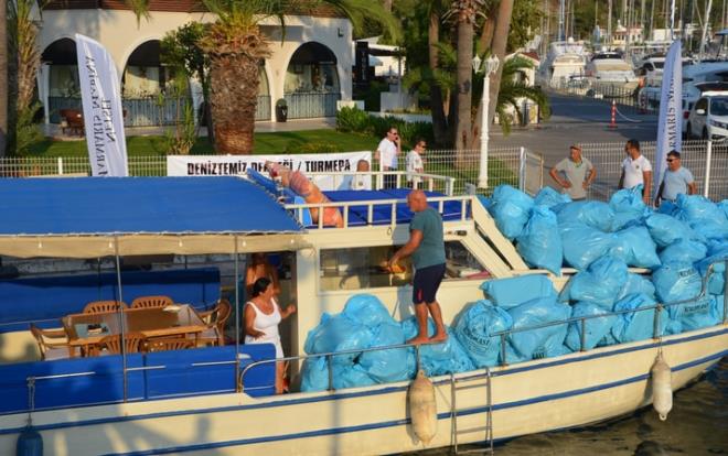 MULA Marmaris'de koylara atlan pleri protesto etmek ve farkndalk oluturmak amacyla 27 yldr koy temizlii yapan evreci mdat Avc&#8217;nn ailesiyle birlikte toplad pler alnd.