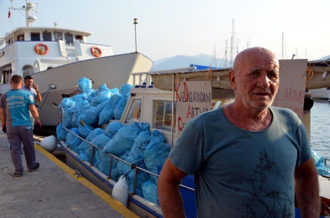 Belediye temizlik ekipleri, teknedeki pleri alp, imha edilmek zere Mula Bykehir Belediyesi Kat Atk Tesisine gtrd.