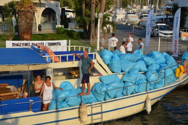 DHA'ya aklama yapan mdat Avc, "23 gndr cennet koylarmzda ailemle birlikte evre temizlii yapyorum. Marina yetkilileri tekneme akaryakt salad ve bana p poeti verdi. Topladm torbalar dolusu p adada saklayarak toplu halde getirmeyi planlyordum. Ancak, birileri kendilerine paye karmak ve temizlik yaptklarn syleyebilmek adna bizim topladmz pleri ald. Elimiz bo dnseydik, kimsenin yzne bakamazdk. Hem evreyi temizlemek iin mcadele verdik, hem de geri kalan plerin alnmamas iin mcadele verdik. Bin bir zahmetle topladmz pleri orman iine saklayarak ayrca vakit kaybna uradk. Artk pler de alnyor. nanlr gibi deil" dedi.