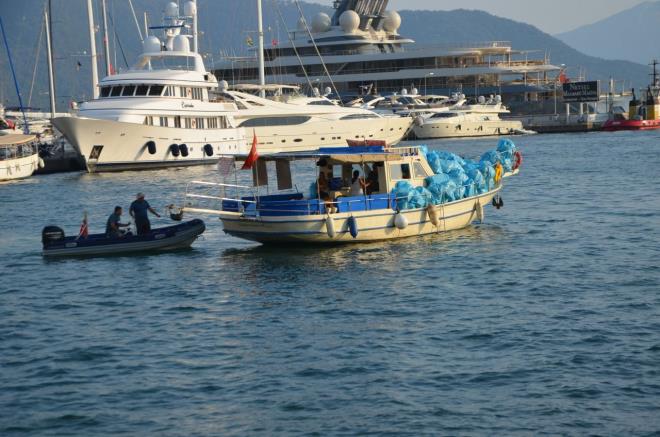 Marina yetkilileri akaryakt destei verdii aileye teekkr etti.