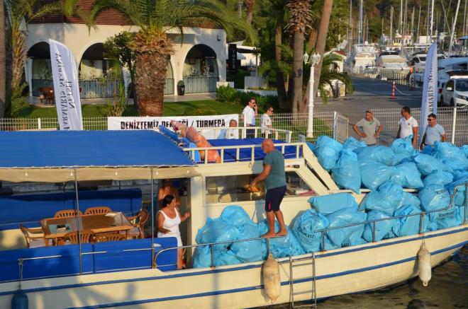 Avc ve ailesi iskelede alklarla karland.