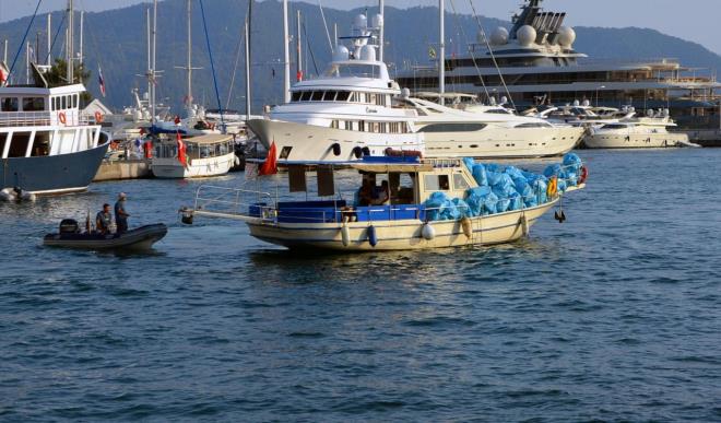 Mula Valiliince st ste iki kez 'yln evrecisi' seilen ve Trkiye'nin birok evre kuruluundan takdir belgesi alan mdat Avc, ei Yldz ve kz Trk Avc ile birlikte 'Ozann Trks' isimli 13 metrelik ahap teknesiyle bir marinann akaryakt sponsorluunda ile koylarnda temizlie kt.