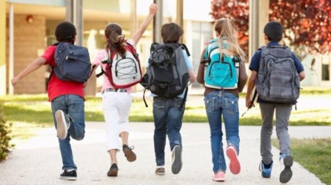 "Ykn hafif olmas, elbette en ideal olandr"  <br>  Ural, "antann vcuda sabitlenmesini salayacak ve ocuun arlk merkezini gbek hizasna yakn tutacak ekilde gs veya bel hizasnda bir kemeri olmal. Bu sayede ocuun hareketleri srasnda antann vcudun arlk merkezini deitirmesini ve omurgaya yk binmesini engeller. antann tekerlekli olmas gerekli zamanlarda ve uygun zeminlerde antann srtta deil, ekilerek tanmasna ve omurgaya binen ykn azalmasna yardmc olur. anta dzenlenirken antaya yerletirilen eyalar dengeli bir ekilde datlmaya zen gsterilmelidir. anta iindeki ykn olabildiince hafif olmas, elbette en ideal olandr.&#8221;