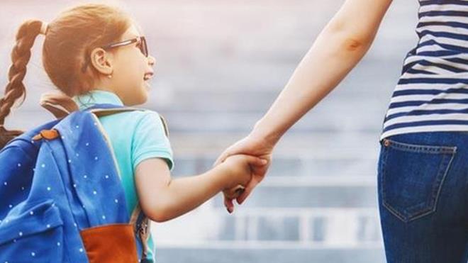 "Tek tamak bel iin risk tayor"  <br>  Dr. r. yesi Ural, ocuklarn omurga sal asndan anta seimi ve kullanmnda nelere dikkat edilmesi gerektiini ise yle sralad: &#8220;anta asklarnn boyu ayarlanabilir olmal ve mmknse omuzla temas ettii blgede ped ile desteklenmi olmal. anta kullanlrken her iki omuz asks da kullanlmal. antann tek tarafl taklmas, omuzda arya ve duru bozukluuna neden olabilir. Bask altnda kalan blgede dolam bozukluu ortaya karabilir."