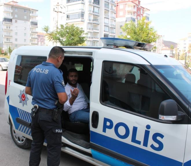 ahit olduu saldrnn okunu uzun sre zerinden atamadn belirten, polikliniin birim sorumlusu hemire Dilek Ceylan ise salk grevlilerinin srekli saldrya uradn syledi. Ceylan, "Her gn ayn eyleri yaamaktan biz ok skldk. Adam diyor ki hemireye: 'abuk ekil bamzdan, bizim sorunlarmz var.' Arkadamz orada tedavi yapacak, nereye gitsin? Damar yolu atn sylemi sonra arkadamza saldrmlar. Byle samalk olamaz, artk yeter. Gerekten yeter, biz lmek istemiyoruz, yaralanmak istemiyoruz" diye konutu.