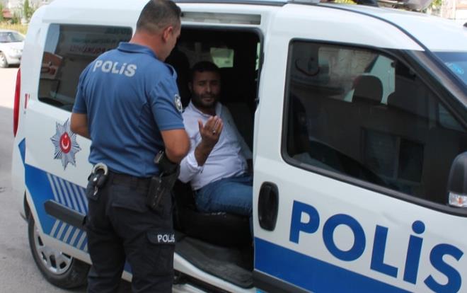 AKSARAY'da ba ars ikayetiyle semt polikliniine giden Erkan K. (34), kendisine serum takan hemire Mehmet Srmal'y (26) kardei Aykut K. (24) ile birlikte dvd. Yz ve vcudunun eitli yerlerine ald yumruk darbeleriyle yaralanan Srmal, hastanede tedaviye alnrken, 2 karde ise polis ekiplerince gzaltna alnd.