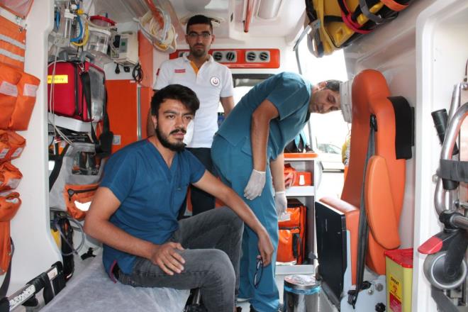 lk mdahalesi mesai arkadalarnca yaplan Mehmet Srmal, daha sonra ambulansla Aksaray Eitim ve Aratrma Hastanesine kaldrlp, tedaviye alnd. Yznden ve vcudunun eitli yerlerinden yaralanan Srmal, saldry anlatt. Srmal, "Hasta, 'Benden uzaklar msn?' dedi. Ben de, 'Tedavinizi ben yapyorum' dedim ardndan bana saldrdlar. Saldrganlar 3 kiiydi ve beni dvdler. Saldrganlardan polise ikayeti oldum" dedi.