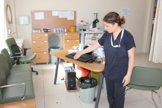 Bu srada Erkan K., iddiaya gre, Srmal'ya, "Benden uzaklar msn?" dedi. Srmal'nn, "Tedavinizi ben yapyorum" diye cevap verdii Erkan K., yumrukla hemireye saldrmaya balad. Kardei Aykut K. de Srmal'ya saldrd. Mehmet Srmal, 2 kardein saldrsndan mesai arkadalarnn mdahalesiyle kurtuldu. Arbede srasnda odadaki eyalarn bir ksm zarar grrken, olay yerine polis arld.