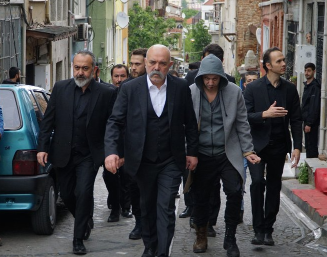 Show Tv'de ekranlara gelen, her hafta reyting rekorlar kran dizi ukur'un yeni blm tarihi gelen fragman ile belli oldu. Ay Yapm imzal fenomen dizi ukur'un 3. sezonu 16 Eyll Pazartesi balyor. ukur dizisinin arpc sezon finalinin ardndan yaynlanan yeni fragmanda baz sorular cevabn buldu.