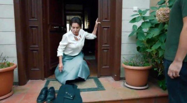 dris'in kollarna yld Yama'n deliye dnd ve azndan "Sen baban ldrmek zorunda kaldn m hi?" szlerinin dkld nefesleri kesen tantmda dris'in eyalarn kapnn nnde bulan Sultan ise gzyalarna hakim olamad.