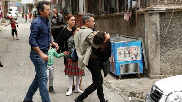 zge zpirinci, Caner Cindoruk, Feyyaz Duman ve Bennu Yldrmlar?n hayat verdii Arif, Bahar, Sarp ve Hatice karakterleri kaza yapan aracn iindeydi. Yaanan kazadan sonra arabadan kimlerin sa kaca ise hala merak konusu.