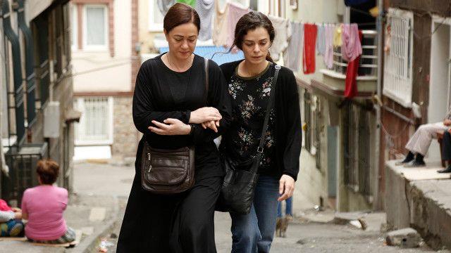 zleyici ise btn bir yaz boyunca dizi hakknda yorumlar yapt tahminlerde bulundu. Arabadan Bahar'n sa kaca getiimiz gnlerde zge zpirinci'nin set paylam sonrasnda belli oldu. Geriye Sarp, Arif ve Hatice kalyor.