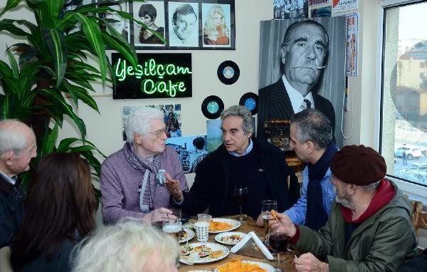 Meer 2 gn nce lm: Sleyman Turan'n kapdaki gazeteleri almamasndan phelenen komular polise haber verdi. Olay yerine gelen polis ekipleri ilingir yardmyla ieri girdi ve usta oyuncunun cansz bedeniyle karlat. Sleyman Turan'n iki gn nce hayatn kaybettii belirlendi.