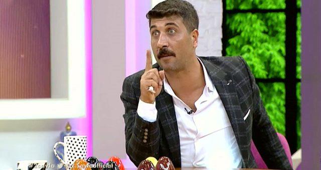 Dier eserlerini de bugn itibariyle noterden tasdiklediini belirten Tarsuslu sanat Akan, &#8220;'Zalim Geceler'in bir hikayesi var. Zalim Geceler'i ben 1987 ylnda 15. Kolordu askeri cezaevinde besteledim, her eyini orada yaptm.