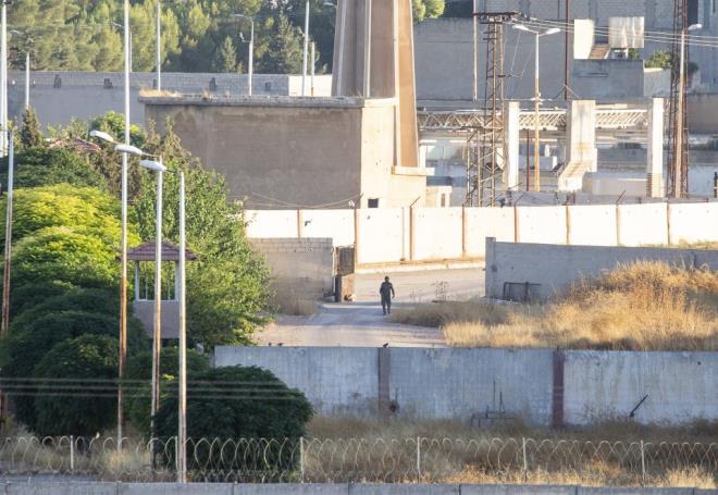 Suriye'deki yerel kaynaklar ise terr rgtnn blgede ukur kazarak tahkimat yaptn ayrca terristlerin, blgede yaayan sivil halk silah zoruyla ile meydannda toplayarak Trkiye aleyhine protesto yapmaya zorladn belirtiyor.