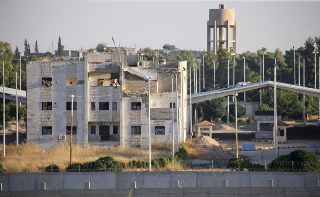 Rasulayn'a 4 kilometre uzaklktaki Tel Halef'te ise kontrol noktalar ile terr rgtn simgeleyen bez paralar bulunuyor.