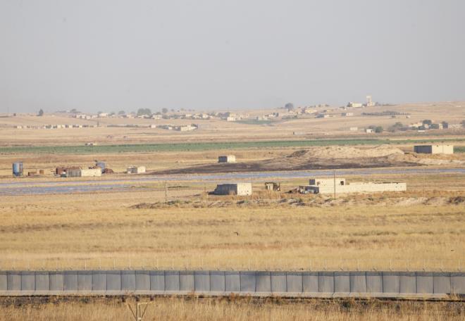 Terr rgtnn bu yerleimlerin etrafna kazd ukurlar ve binalarn zeri ile tepelerde oluturduklar mevziler de snrdan gzlenebiliyor.