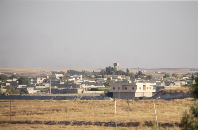 Gzetleme kulelerinin yan sra solar sistemle alan aydnlatma, kamera takip ve sensrl sistemle kontrol edilen snr hattnda belirli aralklarla askeri karakollar yer alyor.