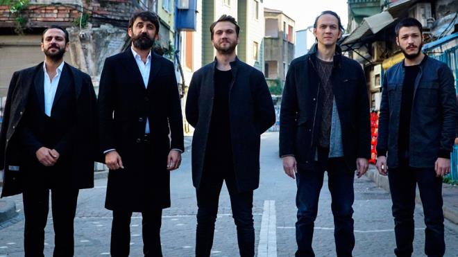 ukur dizisinin 3. sezonuna sayl gnlerde kala 'Halka' dizisinde rol alan Hazal Suba da kadroya dahil oldu.    Pazartesi gnlerinin reyting rekortmeni dizilerinden olan ukur'un yeni sezonu iin nefesler tutuldu. Sezon arasnda kadrosunu glendiren ukur'a birbirinden nemli isimler dahil oldu. Geen gnlerde Damla Snmez'i ekibine katan ukur, son olarak 'Halka' dizisinde rol alan Hazal Suba'n transfer etti.