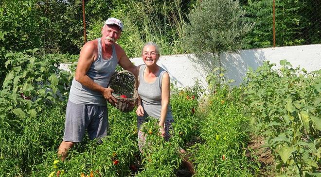 Kyceiz&#8217;e gelirken komulukla ilgili hayaller kurduunu belirten Nurdan Diner ise &#8220;Her ey gzel ama ilk zamanlar komuluk ilikileriyle ilgili hayal krklna uradm. Zaman zaman &#8216;Keke o filmi izlemeseydik&#8217; dedim. Sonra kyllere ve buraya altm. Burada ok mutluyuz. niversitede okuyan iki ocuumuz var. Bazen geliyorlar. Onlar da buray ve bu hayat seviyor&#8221; diye konutu. Nurdan Diner, ehirde yaarken mide ve ba ars ikayetlerinin bulunduunu, Kyceiz&#8217;deki yeni yaamnda bu rahatszlklarnn getiini syledi.