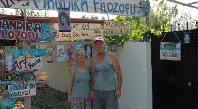 zmir Adnan Menderes Havaalan&#8217;ndan 5 yl nce emekli olan Celalettin Diner ile ei Nurdan Diner&#8217;in hayat, ynetmen ve oyuncu Mfit Can Sant&#8217;nn Milas&#8217;n kertme Koyu&#8217;nda ektii, &#8216;Mandra Filozofu&#8217; filmiyle deiti. Diner ifti, filmi izledikten sonra &#8220;zlediimiz hayat ite bu&#8221; diyerek, zmir&#8217;deki evini satt. ift, bu yl banda Trkiye&#8217;nin 16&#8217;nc Cittaslow (Sakin ehir) nvanl yerleim yeri olan Kyceiz&#8217;deki Kavakaras Mahallesi&#8217;nde satn ald prefabrik evde yaamaya balad. Akll telefon kullanmayan, televizyonda sadece belgesel kanallar izleyen ift, yerli tohumlardan sebze ve meyve reterek doal yaam sryor.