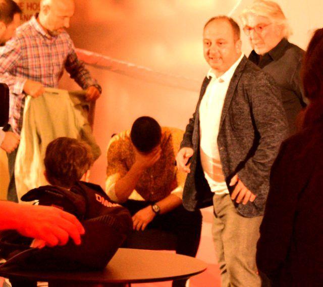 Tolgahan Sayman, kendini kt hissedince yaknndaki koltua oturdu. Oyuncunun yardmna ekip arkadalar kotu. Daha sonra kendine gelen Tolgahan, hasta ve ok yorgun olduunu syledi.