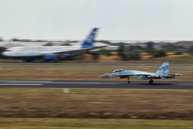 Rus sava ua SU-35, Atatrk Havaliman'nda TEKNOFEST'i bekliyor. Baykar Makina Teknik Mdr Seluk Bayraktar, stanbul'a dn ini yapan SU-35'in fotorafn Twitter hesabndan paylat. Uak bugn stanbul semalarnda uu yapt. Rus sava uann TEKNOFEST ncesi antrenman uuu yapt renildi. Antrenman sonras tekrar havaliman inen uakta teknik ekip kontroller yapt.