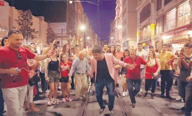 Fatih Bulut ve Ak Hseyin Akan, Tarsus'taki notere giderek eser zerinde noter onayl anlama yapt.