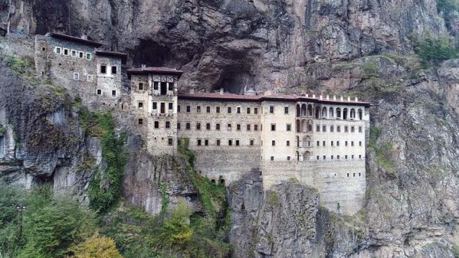 Bu corafyada protestan ve katolik manastr yok denecek kadar az: Bizim yaadmz corafyada Protestan ve Katolik Manastr yok denecek kadar azdr. Protestanlk 16. yzyl banda ortaya kan bir akmdr ve bildiimiz geleneksel manastr gelenei bu retide yoktur. Katolik manastrlar ise daha ok Tuna?nn batsnda Avrupa corafyasnda bulunmaktadr.