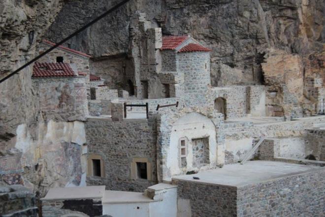 Trabzon?un Maka ilesi Altndere ky snrlar iinde Altndere Vadisi?ne hakim Karada?n eteklerinde sarp bir kayalk zerine Bizans mparatoru I. Theodosius zamannda (375-395) Atina?dan gelen Barnabas ve Sophranios isimli iki rahip tarafndan kurulduuna inanlan Smela Manastr ile ilgili eserleri bulunan KT Uluslararas likiler Blm Siyasi Tarih Anabilim Dal retim yesi Do. Dr. smail Kse, Smela Manastr'nda bilinenin aksine hi kadn yaamadn belirtirken bunun ok kimse tarafndan bilinmediini syledi.