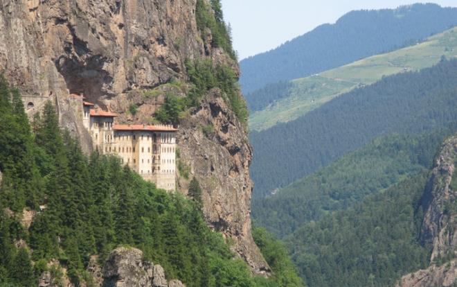 nan turizmi ynnden Trkiye'deki nemli merkezlerden birisi olan Trabzon?un Maka ilesindeki Smela Manastr?nda, bilinenin aksine hi kadn yaamad gemite hristiyan din adamlarnn srgn yeri olduu ortaya kt.